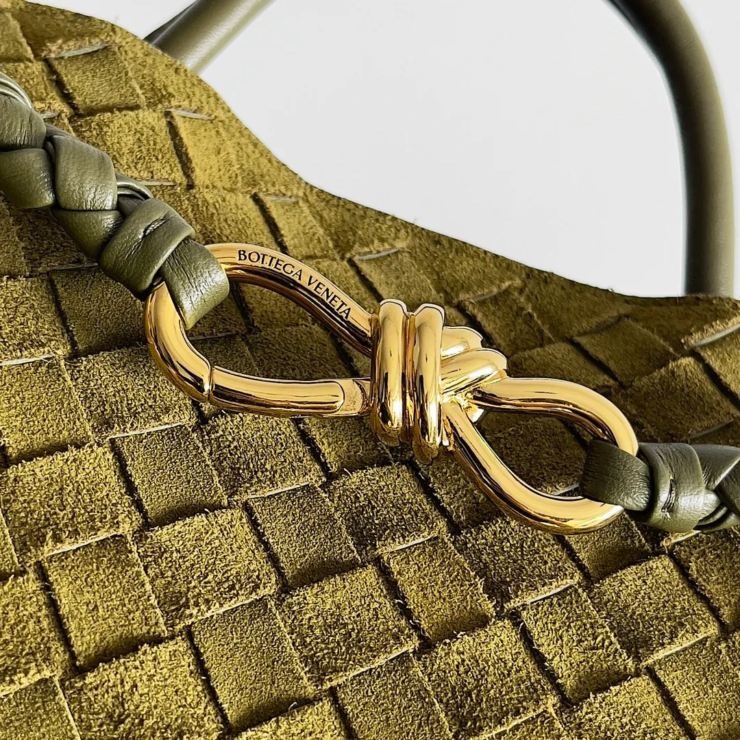 The 2023 new Andiamo batch of 2360 BV has been shipped‼ ️Really popular🔥The new Andiamo woven handbag launched by Bottega Veneta this season is really popular all over the world! ! Celebrities at home and abroad have worn it, and Oscar-winning actress Michelle Yeoh has taken it out on the street. Song Jia, Trai Yara, Yu Feihong, Sanji Ayaka, Rosie Hunting-Whiteley, Yoshioka Riho, etc. have all picked up this bag. It is classic and versatile, showing off its temperament, and the bag capacity is also large, which is very convenient for daily commuting! ! A variety of carrying methods, the shoulder straps can be adjusted by yourself, the original lambskin feels soft and delicate, and the unisex style breaks gender boundaries and brings a more practical and long-lasting use experience. Andiamo has both elegant and casual styles, which perfectly interprets "fashionable old money style". Style number: 743572 Size: 32*24*12
